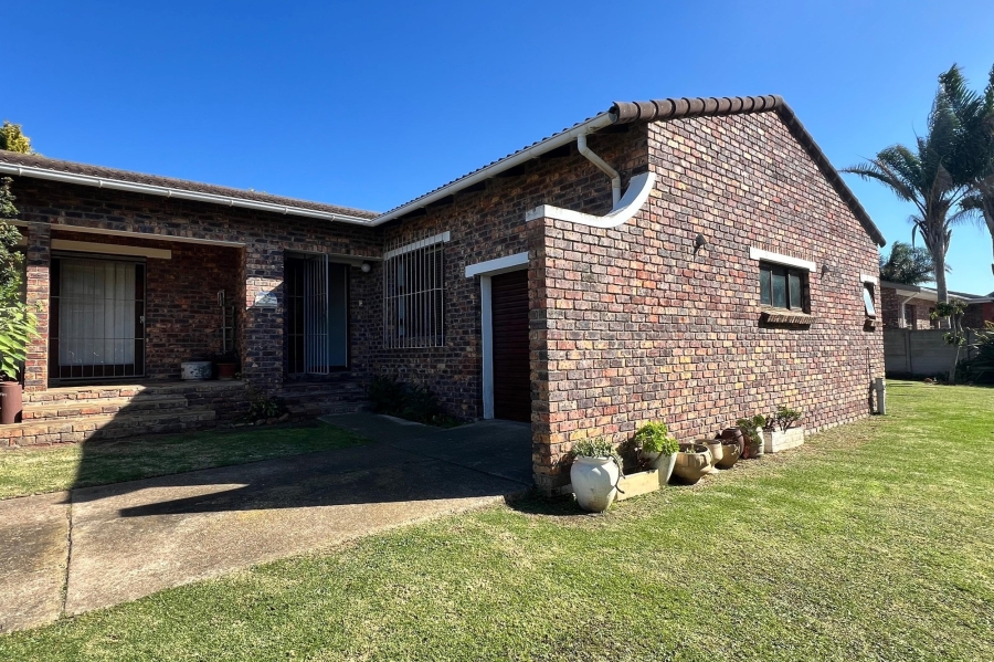 4 Bedroom Property for Sale in Wavecrest Eastern Cape